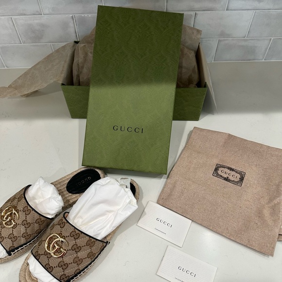 Gucci slides, worn 2 times only! Size 37 1/2. Fits like a woman’s 6 1/2 to 7. - Picture 4 of 12